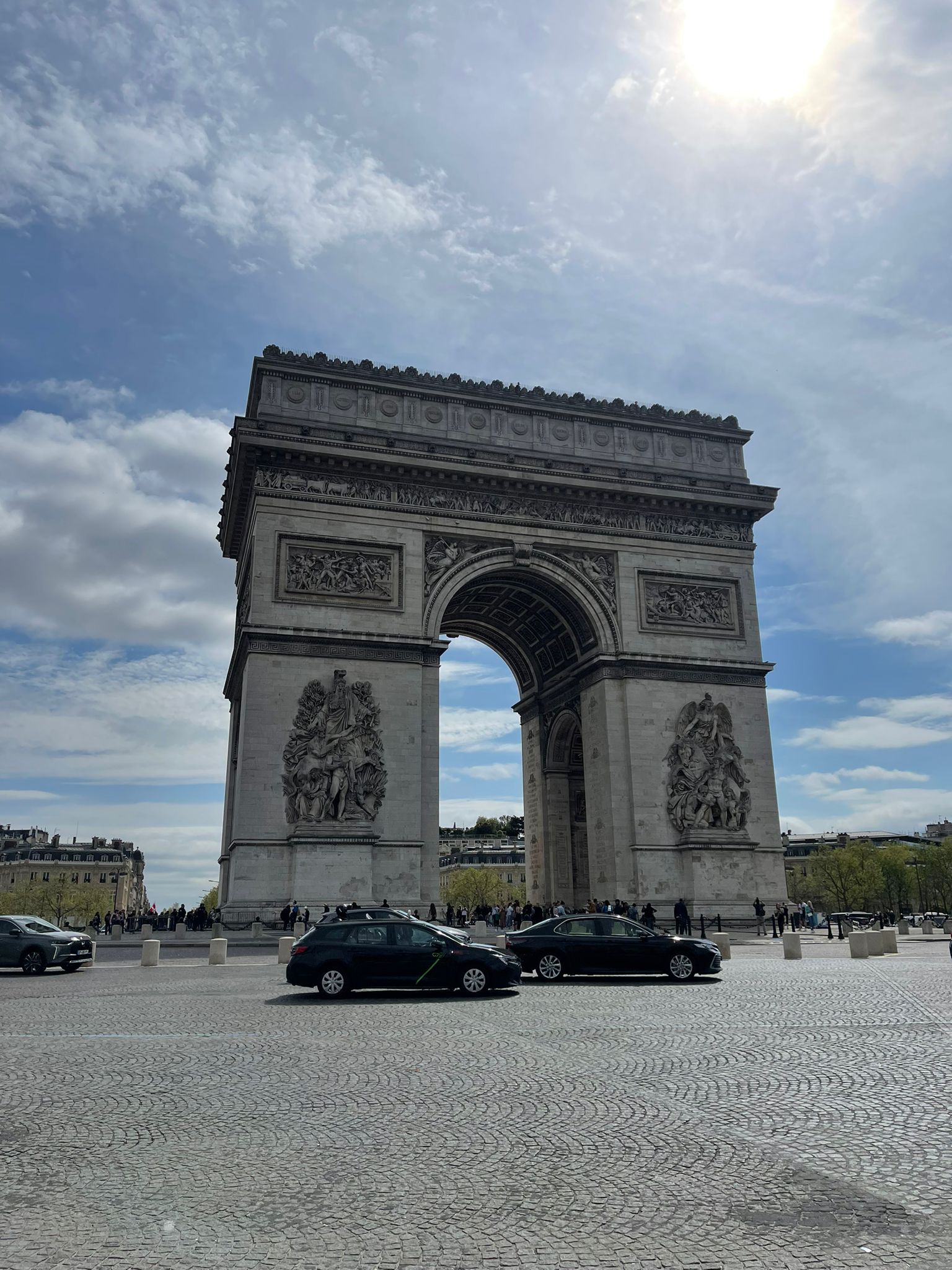 Iagona a contribué à moderniser l'Arc de Triomphe en installant des bornes interactives et des écrans digitaux sur mesure, permettant aux visiteurs d'accéder à des informations pratiques, des parcours immersifs et des contenus enrichis. Cette réalisation reflète l'alliance parfaite entre innovation technologique et respect du patrimoine.